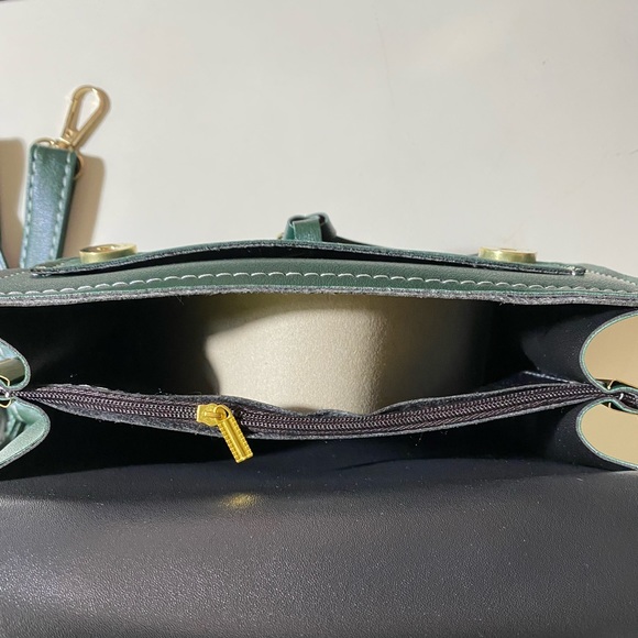 Green purse with removable straps - Picture 3 of 4